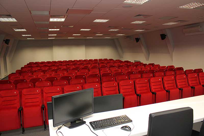 Головна лекційна зала Факультету ЗМІ, акторської майстерності та режисури 
